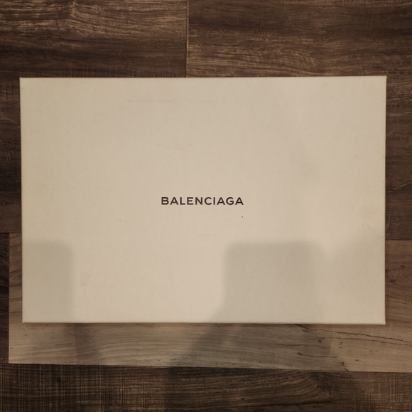 Sneakers - Picture 2 of 11